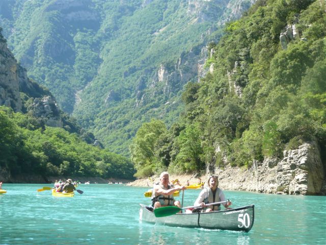les canoes remontent les gorges du Verdon Aiguines haut Var