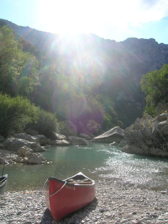 en canoe au fond des gorges du verdon