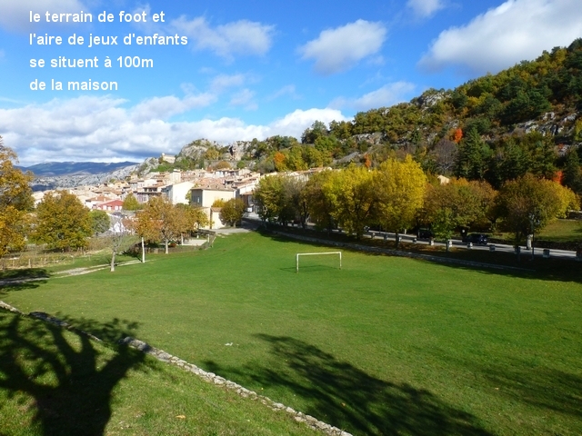 le terrain de foot d'Aiguines dans le Verdon haut Var