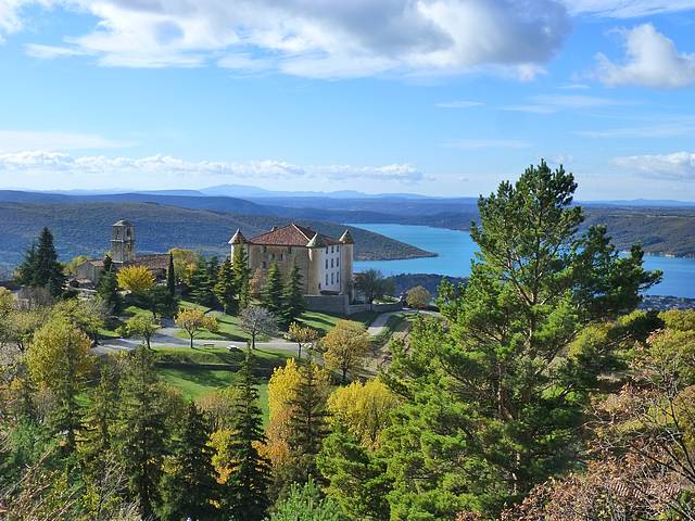 vue du chateau d'Aiguines et du lac de sainte-croix