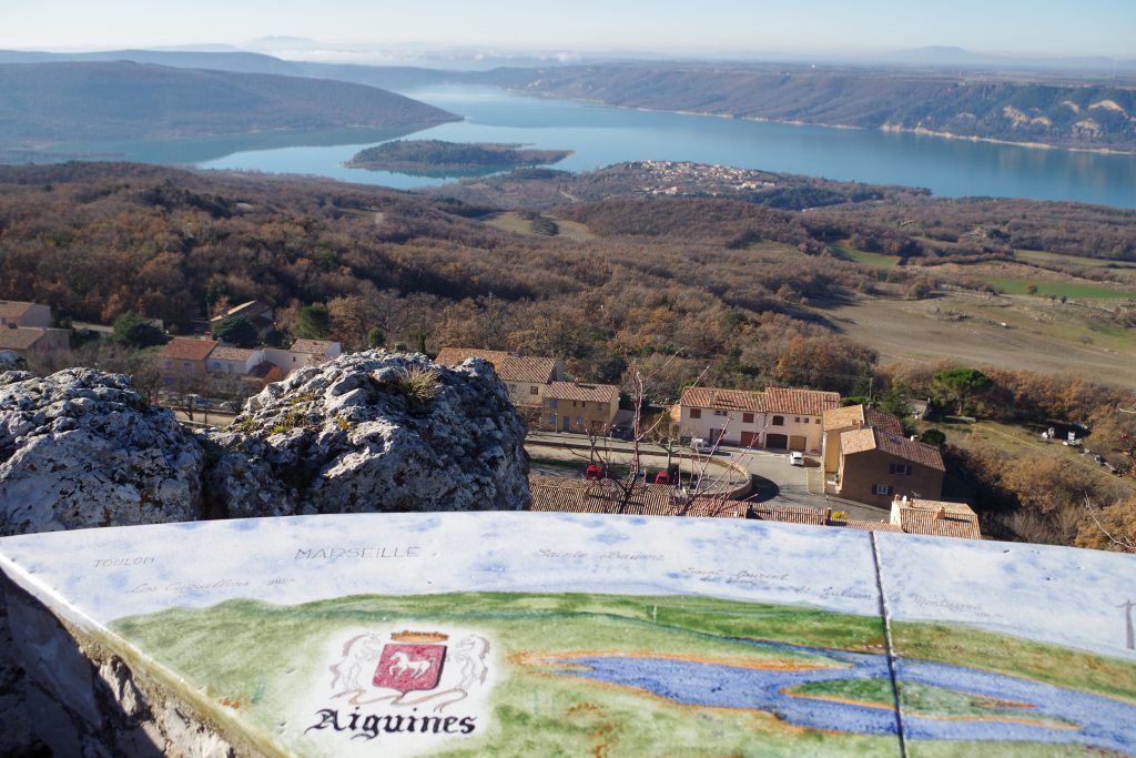 le lac de sainte-croix depuis la table d'orientation d'Aiguines